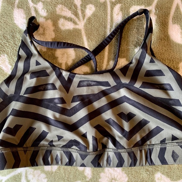 Lululemon size 6 sports bra (energy style) - Picture 1 of 4